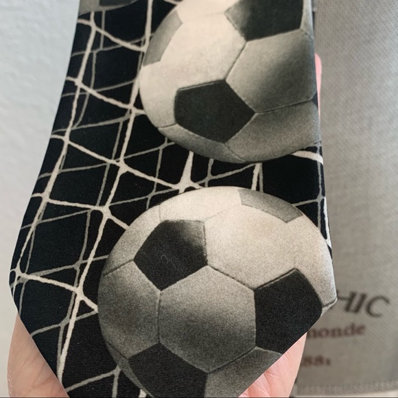 Soccer tie vintage RALPH MARLIN soccer tie with whimsical soccer ball pattern - Picture 5 of 12